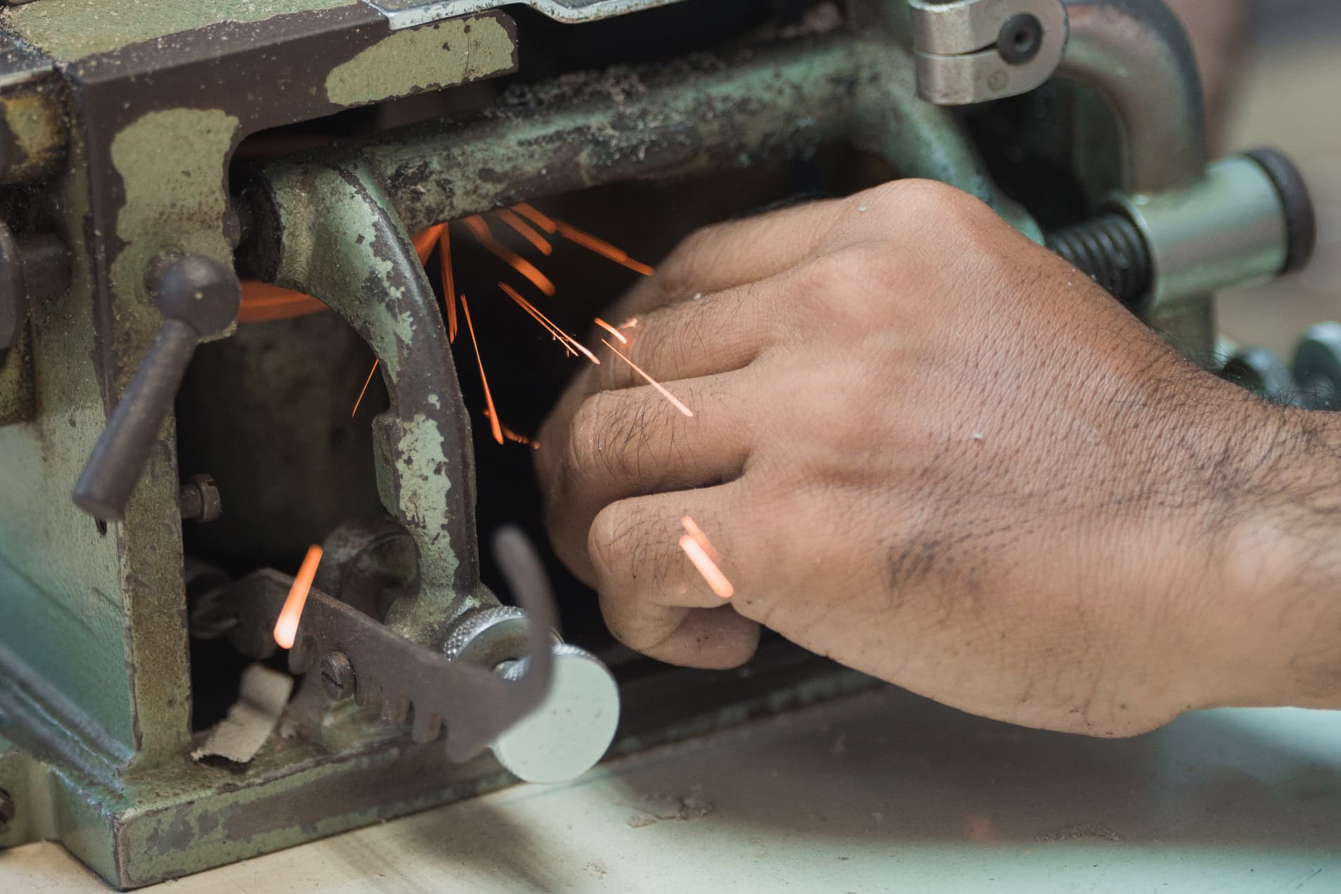 カンボジア工場内でワーカーが働く姿